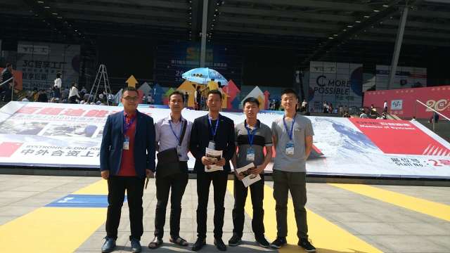 VSport-胜利研发展会合影